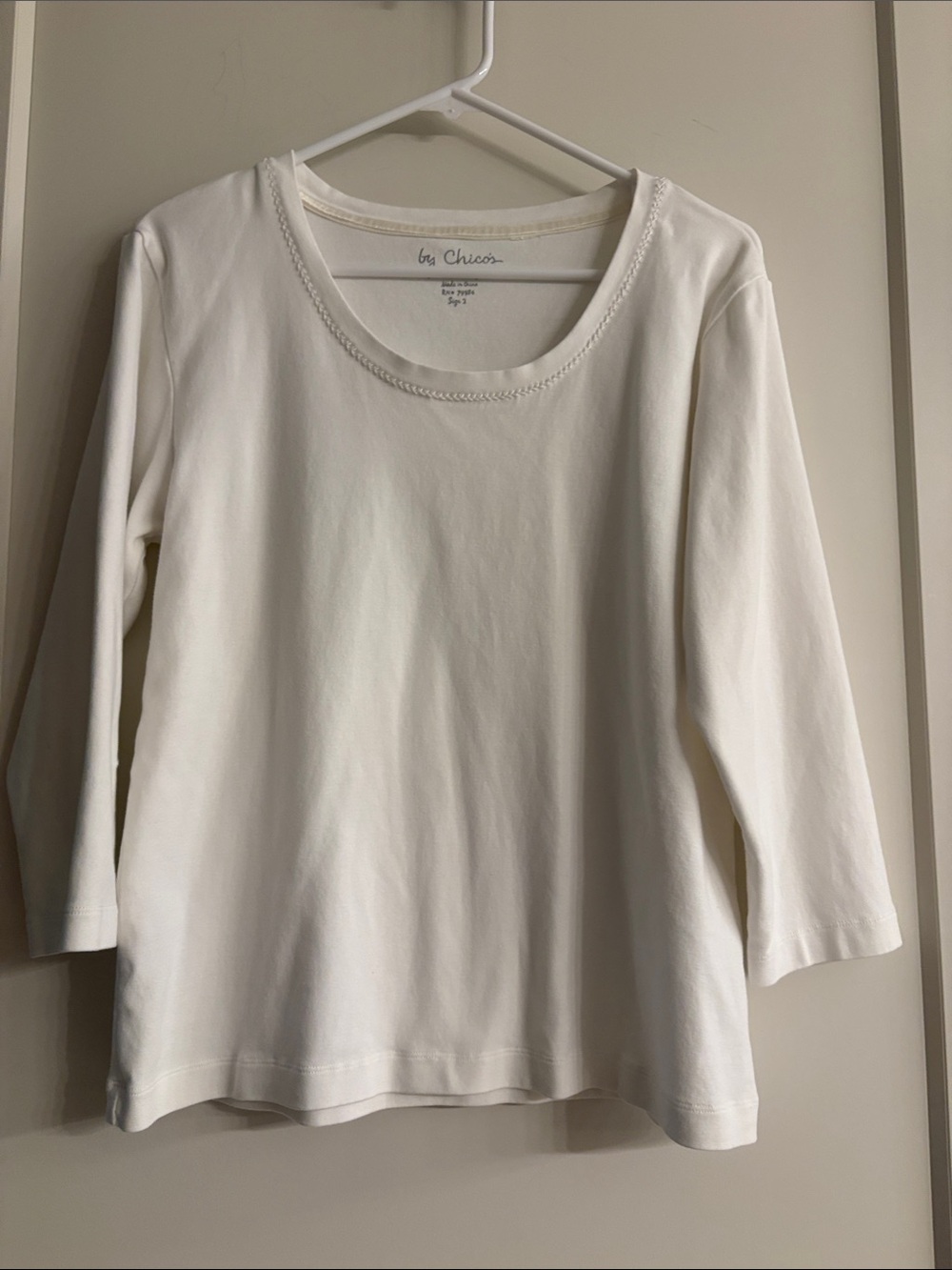 Chico's White Scoop Neck 3/4 Sleeve Tee size 12 Chicos size 2)